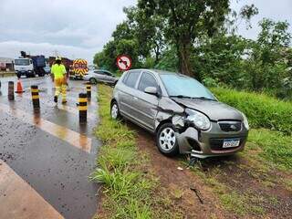 Carro parou às margens da estrada em acidente na manhã desta sexta-feira. (Foto: Geniffer Valeriano)