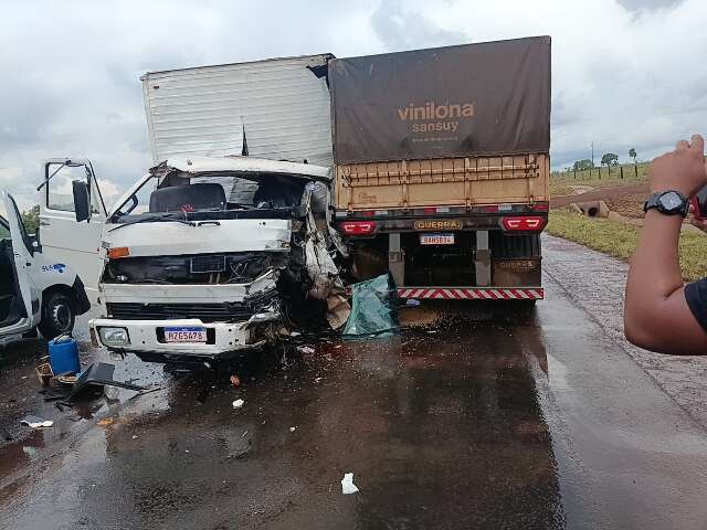 Pai e filho ficam feridos em acidente entre caminh&atilde;o e carreta na MS-306