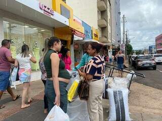 Laisa e Gecimar foram às compras nesta sexta-feira. (Foto: Clara Farias)