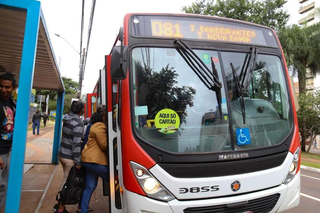 Usuários do transporte coletivo entrando no ônibus de linha 081. (Foto: Arquivo/Alex Machado)