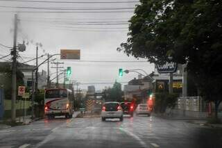 Trecho da Rua Rui Barbosa, no Monte Líbano, molhado pela garoa desta manhã (Foto: Henrique Kawaminami)