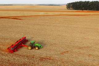 Trator durante plantio de soja em área rural de Mato Grosso do Sul. (Foto: Arquivo/Campo Grande News)