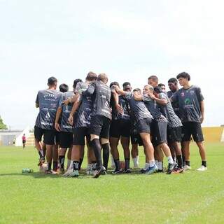 Grupo do Operário Caarapoense em treinamento na cidade de José Bonifácio (Foto: Divulgação) 