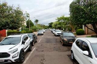 Trecho da rua em que moradores reclamam de proprietários de veículos que estacionam em lugar errado (Foto: Juliano Almeida)