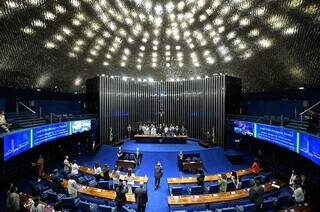 Parlamentares reunidos após a aprovação do texto pelo Congresso Nacional (Foto: Agência Senado)