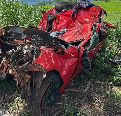 Motorista morre e carro fica destru&iacute;do ap&oacute;s colis&atilde;o com &aacute;rvore