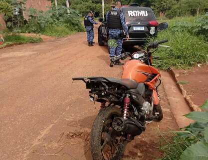 Moto roubada de mulher em semáforo é encontrada escondida em matagal