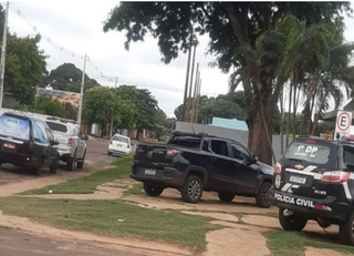 Viatura da Polícia Civil em frente ao posto de saúde onde rapaz foi levado morto (Foto: Tá na Mídia Naviraí)