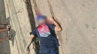 Jovem é morto à tiros por motoqueiro enquanto caminhava neste sábado (Foto: Direto das Ruas)