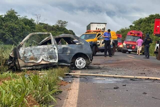 Motorista morre carbonizado ao bater carro em lateral de carreta