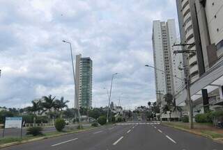 Céu parcialmente nublado na manhã deste sábado em Campo Grande (Foto: Paulo Francis)