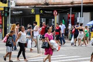 Consumidores lotaram as ruas do Centro da Capital (Foto: Henrique Kawaminami)