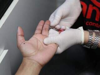 Teste de HIV/AIDS sendo realizado em campo-grandense, durante campanha Dezembro Vermelho. (Foto:Arquivo)