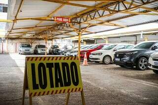 Estacionamento na Rua Barão do Rio Branco chegou a ficar lotado na manhã de hoje (Foto: Henrique Kawaminami)