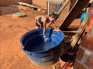 Karla utiliza água da vizinha até para conseguir lavar louça. (Foto: Aletheya Alves)