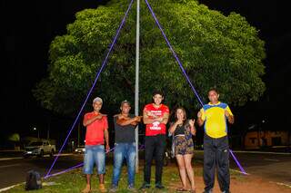 Grupo de amigos que se reuniu para iluinar a avenida. (Foto: Juliano Almeida)