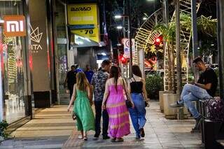 Movimentação no Centro de Campo Grande à noite em dezembro (Foto: Juliano Almeida)