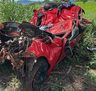 Carro ficou completamente destruído após colisão (Foto: Reprodução/Portal de Aquidauana)