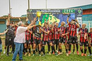 Jogadores do Instituto Ismaily recebendo troféu de campeão sub-17 (Foto: Rodrigo Moura/FFMS)