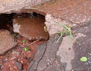 Buraco aberto pelo vazamento na Rua Peruíbe (Foto: Direto das Ruas)