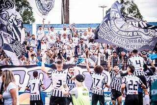 Elenco do Galo comemorando vitória com a torcida no Estádio Jacques da Luz (Foto: Divulgação/Operário F.C)