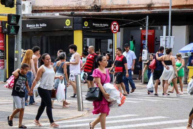 Consumidores lotam Centro com energia &quot;ca&oacute;tica&quot; atr&aacute;s de presentes para o Natal