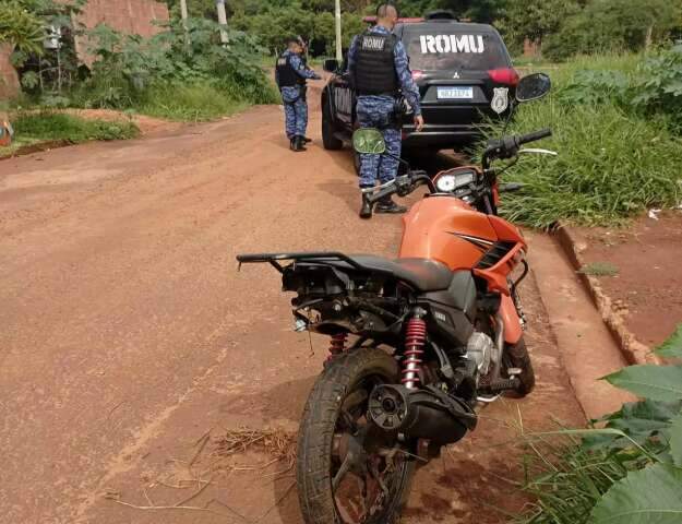 Moto roubada de mulher agredida em sem&aacute;foro &eacute; encontrada em matagal