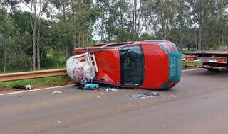 Veículo ficou tombado na rodovia após o motorista tentar retornar à pista (Foto: Reprodução/Cenário MS).