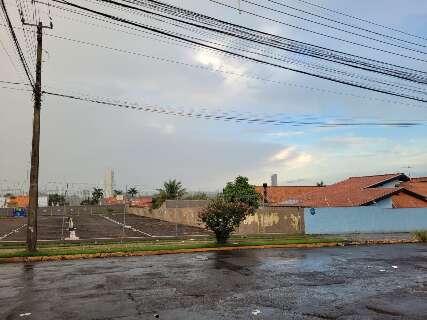 Campo Grande registra chuva fraca no final da tarde deste domingo