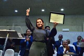 Adriane Lopes durante culto neste sábado (21) com diploma na mão (Foto: Reprodução)