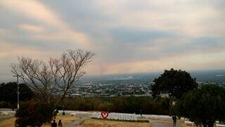 Vista do Cristo Redentor, em Corumbá, durante incêndios registrados em junho deste ano (Foto: Arquivo/Alex Machado) 