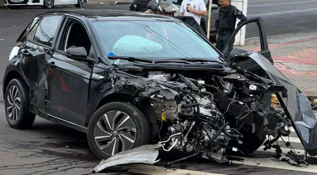 Carro fica totalmente destru&iacute;do em colis&atilde;o com caminhonete no fim da madrugada