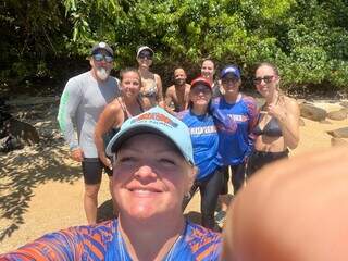 Márcia Verruck em selfie com turistas; ela trocou Campo Grande por Floripa e há 4 anos trabalha com aulas e passeios de canoa havaiana ou polinésia (Foto: Márcia Verruck/Arquivo pessoal)