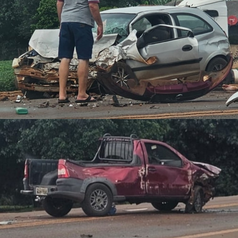 Carros ficam destru&iacute;dos e uma pessoa &eacute; socorrida ap&oacute;s acidente