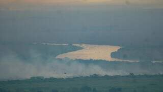 Contraste entre Rio Paraguai e fumaça das queimadas sendo combatidas por helicóptero (Foto: Arquivo/Alex Machado)