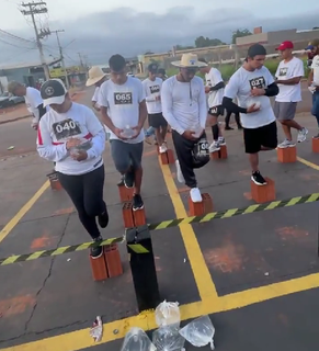 Na primeira etapa, participantes precisaram se equilibrar em cima de tijolos. (Foto: Reprodução)