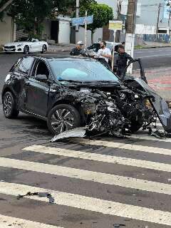 Acidente em cruzamento deixa frente de carro destruída 