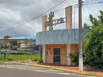 Aos poucos, tempo e lixo deterioram o saudoso Via Park Club