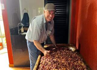 Ex-governador, Reinaldo Azambuja, durante preparação da tradicional linguiça de Maracaju (Foto: Reprodução)