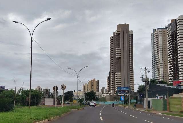 Domingo ser&aacute; quente e com previs&atilde;o de pancadas de chuva