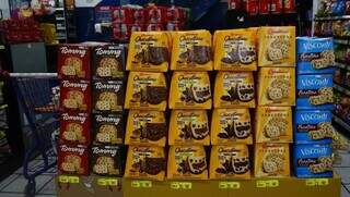 Panetones e chocotones encontrados em supermercado da Capital (Foto: Arquivo/Campo Grande News)