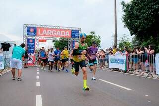 Corredores saem na largada, localizada na Avenida Mato Grosso, em Campo Grande (Foto: Patrick Schocair/@psfotoesportiva)