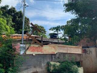 Caixa d&#39;água na comunidade ainda é conquista de poucos. (Foto: Natália Olliver)