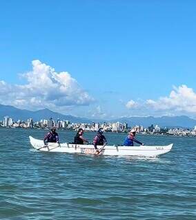 Passeio de canoa em Beira-Mar do Norte, jeito perfeito de curtir o mar e apreciar belas paisagens em contato direto com a natureza (Foto: Márcia Verruck/Arquivo pessoal)