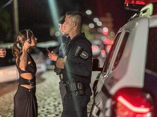 Com o celular nas mãos, parlamentar questiona militares em frente ao Bar Vexame (Foto: Ali Gonçalves)