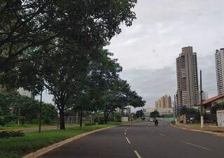 Nuvens escondem o sol nesta manhã de domingo na Via Park, em Campo Grande (Foto: Paulo Francis)