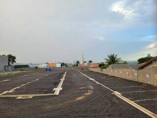 Chuva caindo ao lado esquerdo e céu parcialmente nublado no lado direito (Foto: Direto das Ruas)