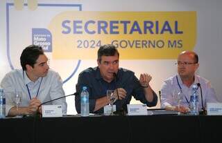 Da esquerda para a direita: secretário de Estado de Governo e Gestão Estratégica, Rodrigo Perez, governador Eduardo Riedel e vice-governador José Carlos Barbosa, o Barbosinha (Foto: Saul Scharmm)