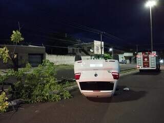 Carro capotado em avenida de Corumbá. (Foto: Divulgação | Bombeiros)