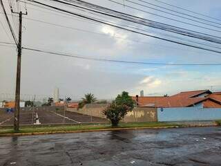 Chuva fraca caindo sobre rua do Bairro Vivenda do Bosque, em Campo Grande (Foto: Direto das Ruas)